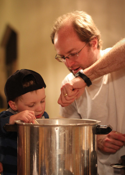 9blog dad-helps-stir-chili